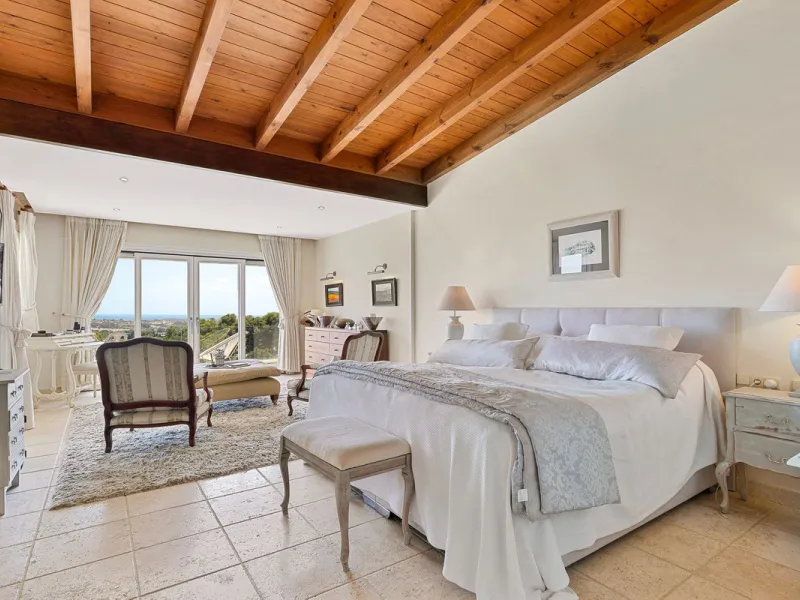 Villa for Sale in El Herrojo Alto: A Prime Architectural Estate in the Heart of La Quinta, Benahavis