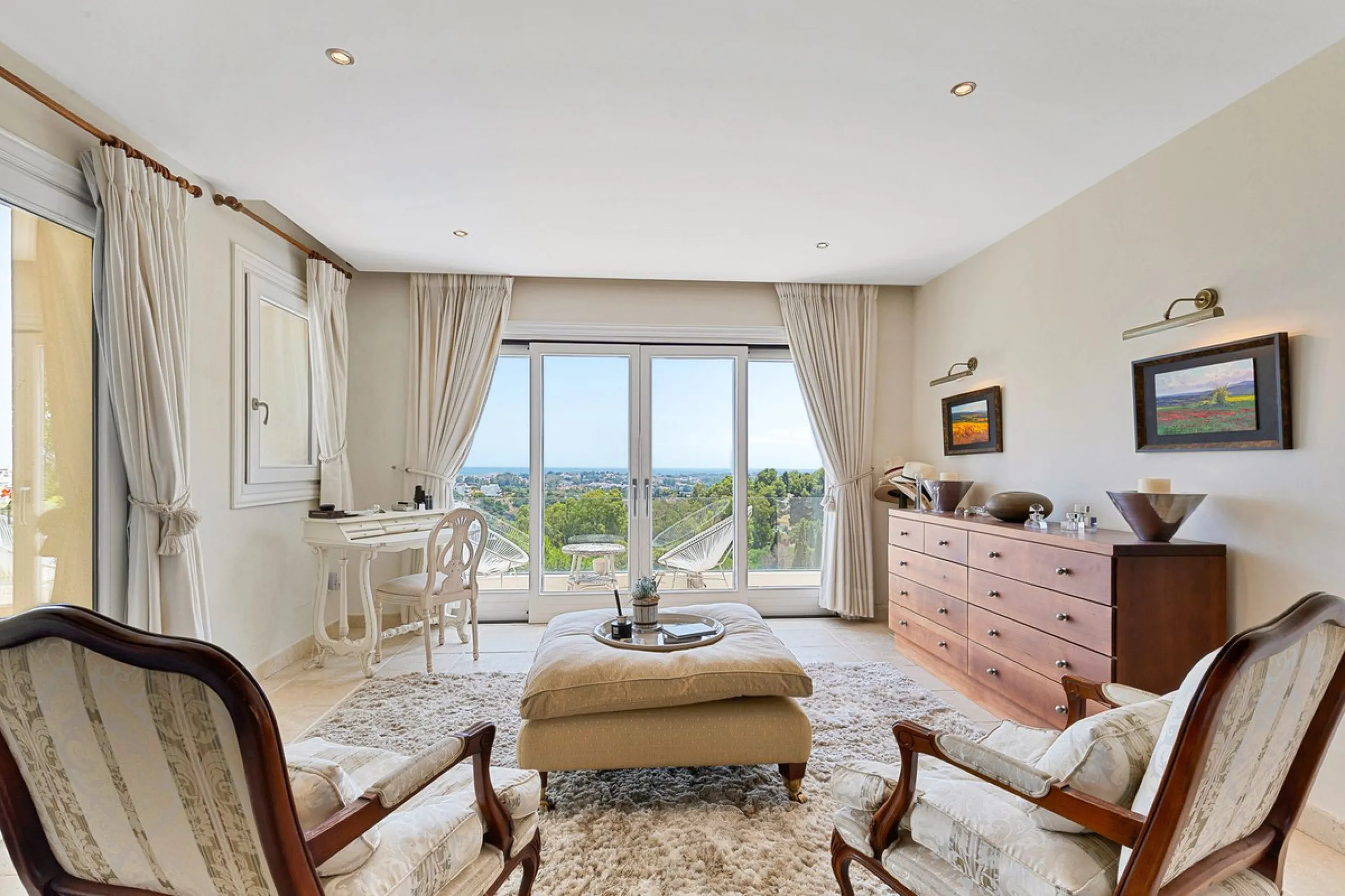 Villa for Sale in El Herrojo Alto: A Prime Architectural Estate in the Heart of La Quinta, Benahavis