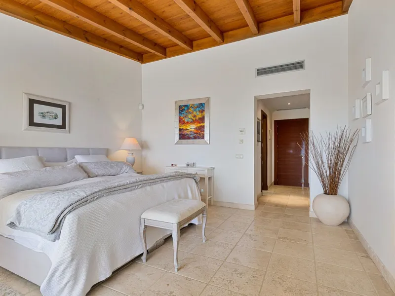 Villa for Sale in El Herrojo Alto: A Prime Architectural Estate in the Heart of La Quinta, Benahavis