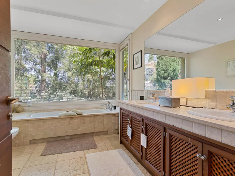Villa for Sale in El Herrojo Alto: A Prime Architectural Estate in the Heart of La Quinta, Benahavis