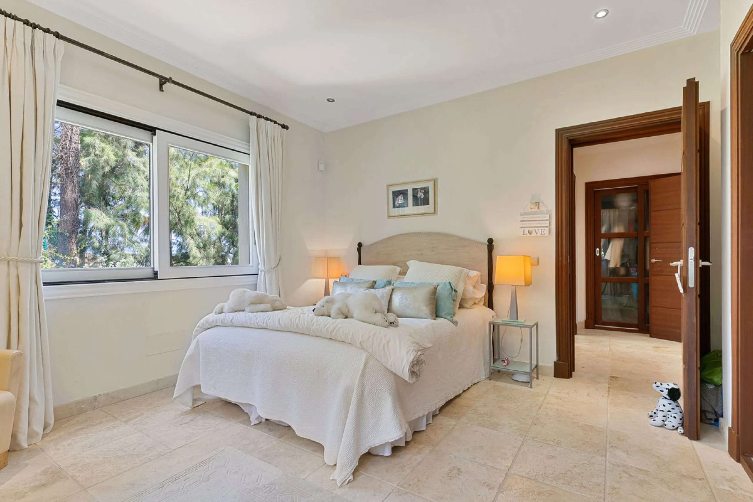 Villa for Sale in El Herrojo Alto: A Prime Architectural Estate in the Heart of La Quinta, Benahavis