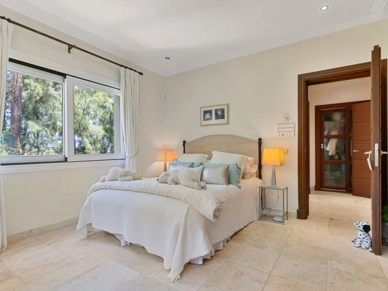 Villa for Sale in El Herrojo Alto: A Prime Architectural Estate in the Heart of La Quinta, Benahavis
