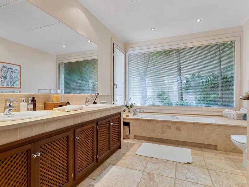 Villa for Sale in El Herrojo Alto: A Prime Architectural Estate in the Heart of La Quinta, Benahavis