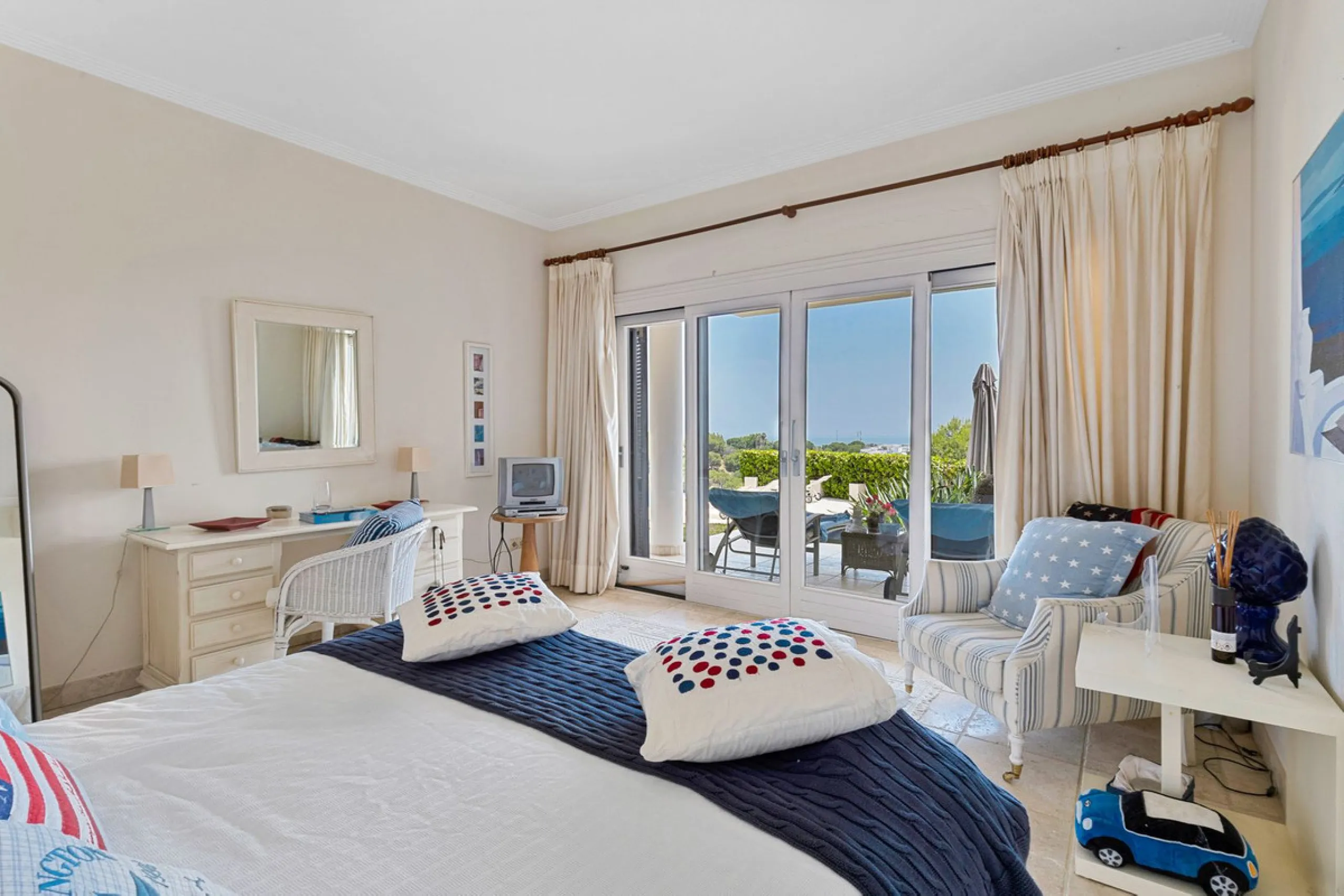 Villa for Sale in El Herrojo Alto: A Prime Architectural Estate in the Heart of La Quinta, Benahavis