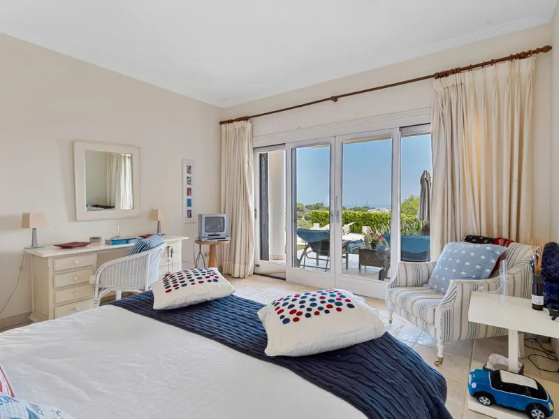 Villa for Sale in El Herrojo Alto: A Prime Architectural Estate in the Heart of La Quinta, Benahavis