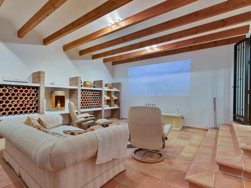 Villa for Sale in El Herrojo Alto: A Prime Architectural Estate in the Heart of La Quinta, Benahavis
