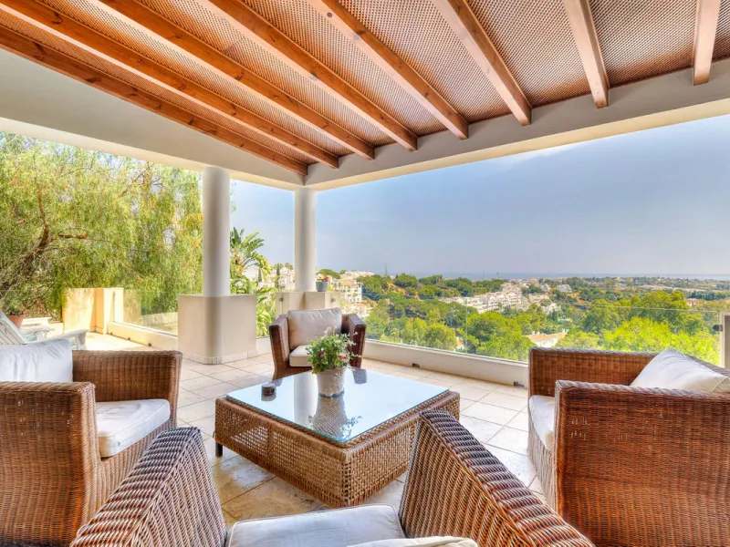 Villa for Sale in El Herrojo Alto: A Prime Architectural Estate in the Heart of La Quinta, Benahavis