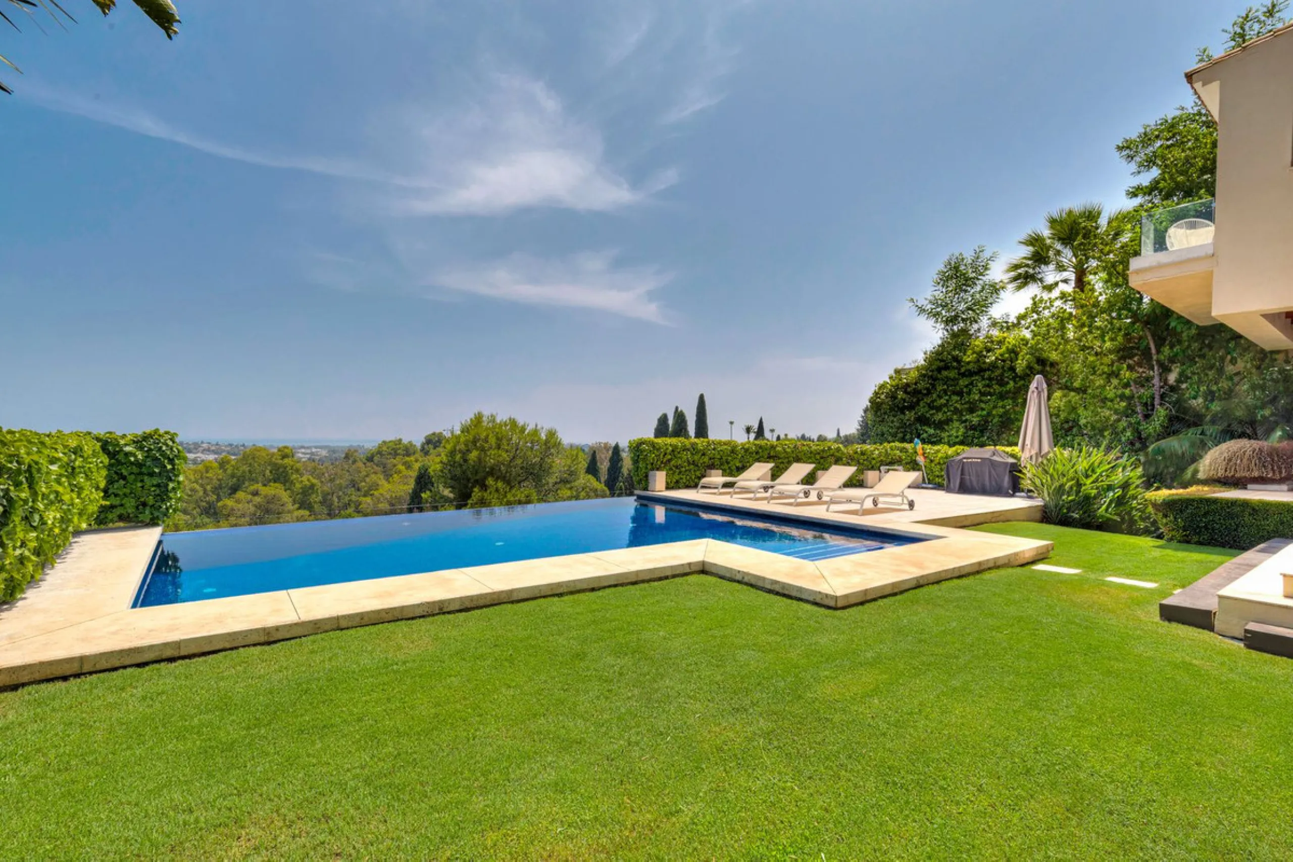 Villa for Sale in El Herrojo Alto: A Prime Architectural Estate in the Heart of La Quinta, Benahavis
