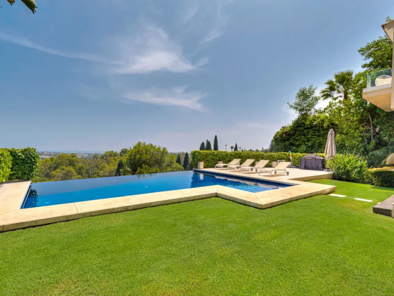 Villa for Sale in El Herrojo Alto: A Prime Architectural Estate in the Heart of La Quinta, Benahavis