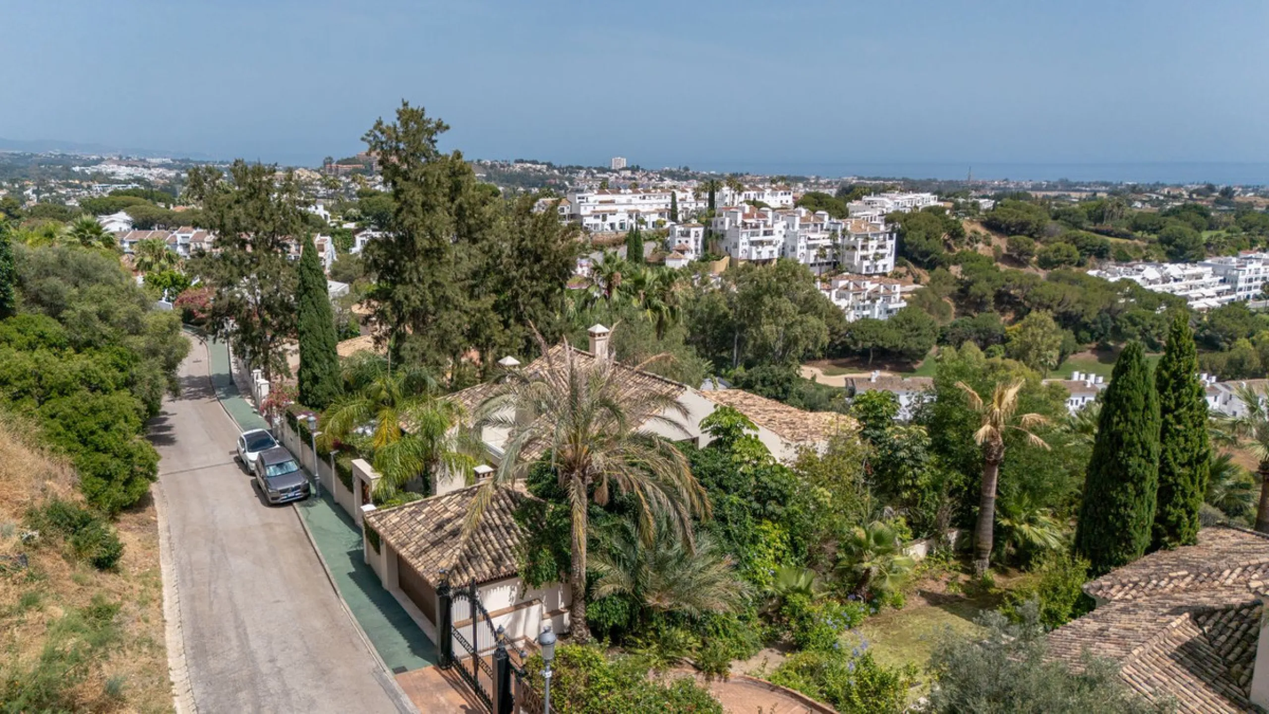 Villa for Sale in El Herrojo Alto: A Prime Architectural Estate in the Heart of La Quinta, Benahavis
