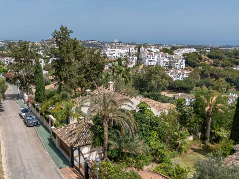 Villa for Sale in El Herrojo Alto: A Prime Architectural Estate in the Heart of La Quinta, Benahavis