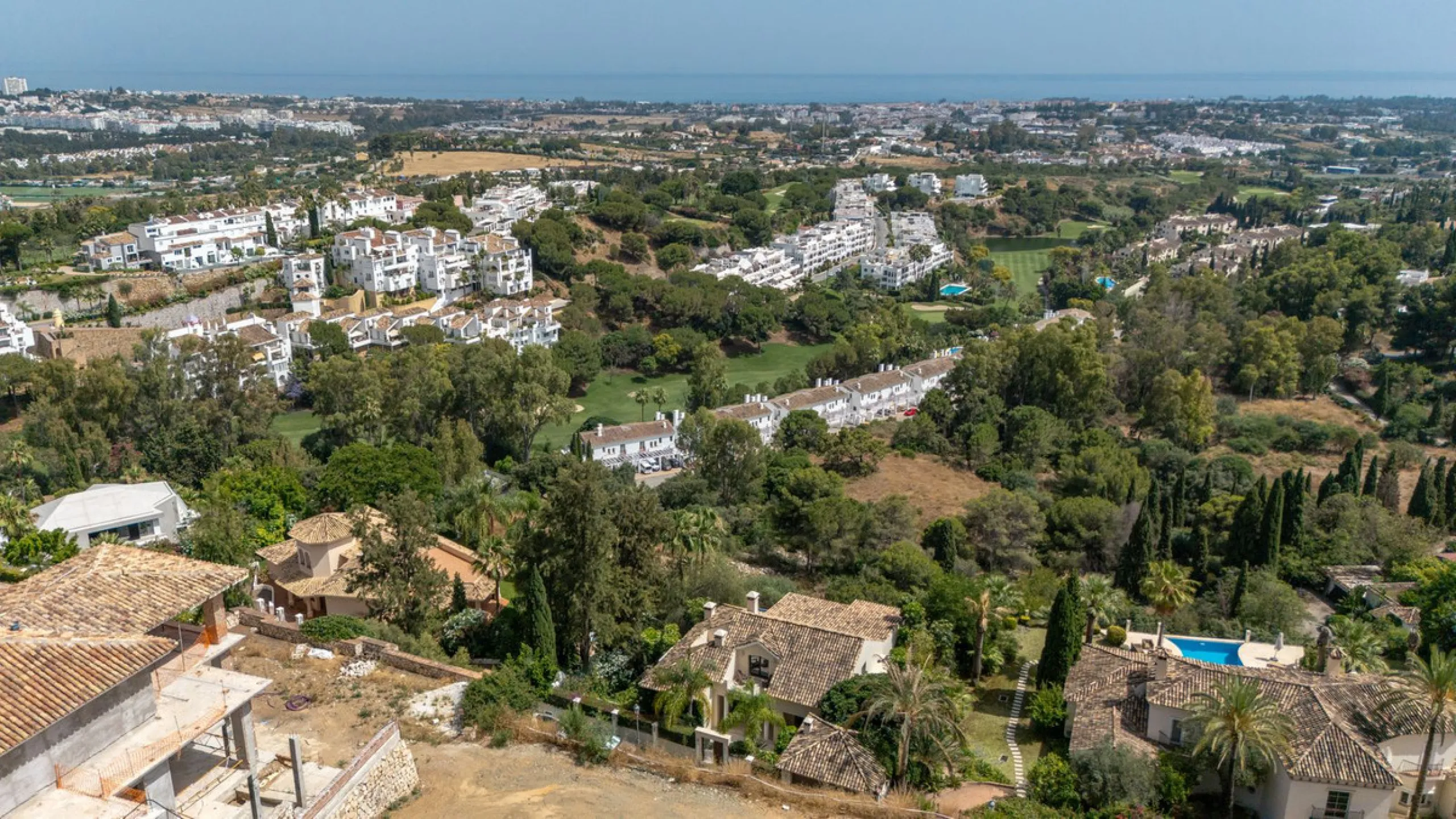 Villa for Sale in El Herrojo Alto: A Prime Architectural Estate in the Heart of La Quinta, Benahavis