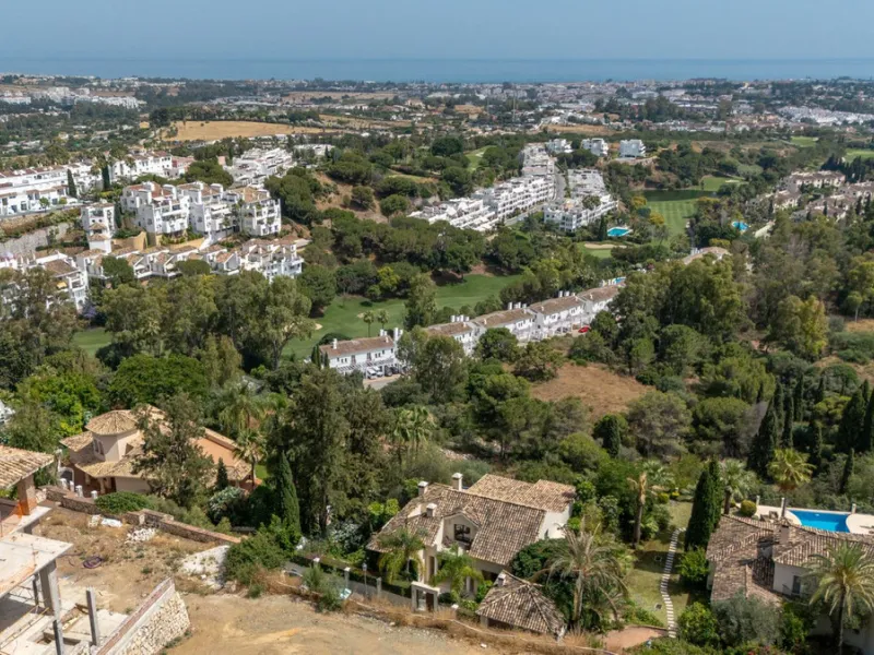 Villa for Sale in El Herrojo Alto: A Prime Architectural Estate in the Heart of La Quinta, Benahavis