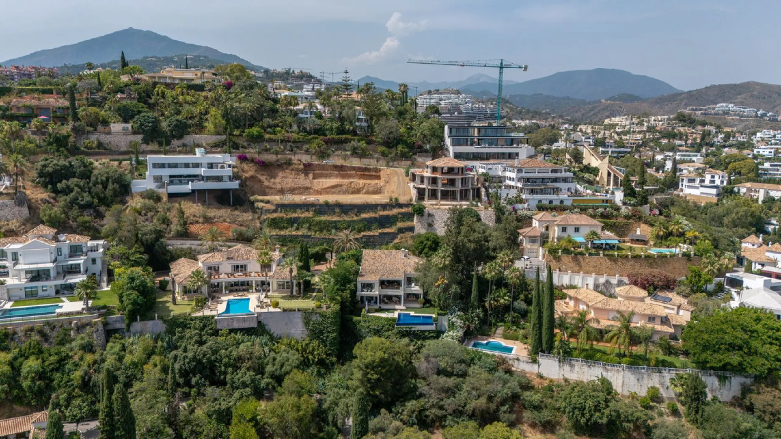 Villa for Sale in El Herrojo Alto: A Prime Architectural Estate in the Heart of La Quinta, Benahavis