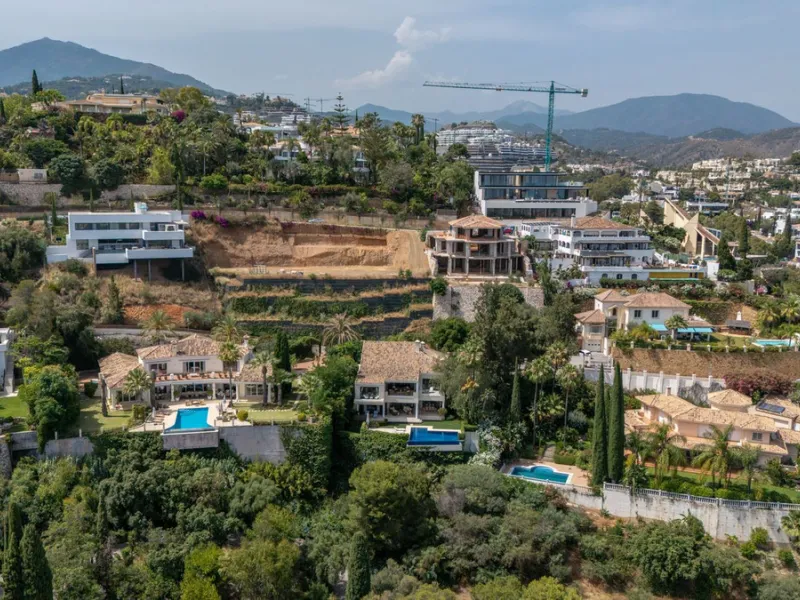 Villa for Sale in El Herrojo Alto: A Prime Architectural Estate in the Heart of La Quinta, Benahavis