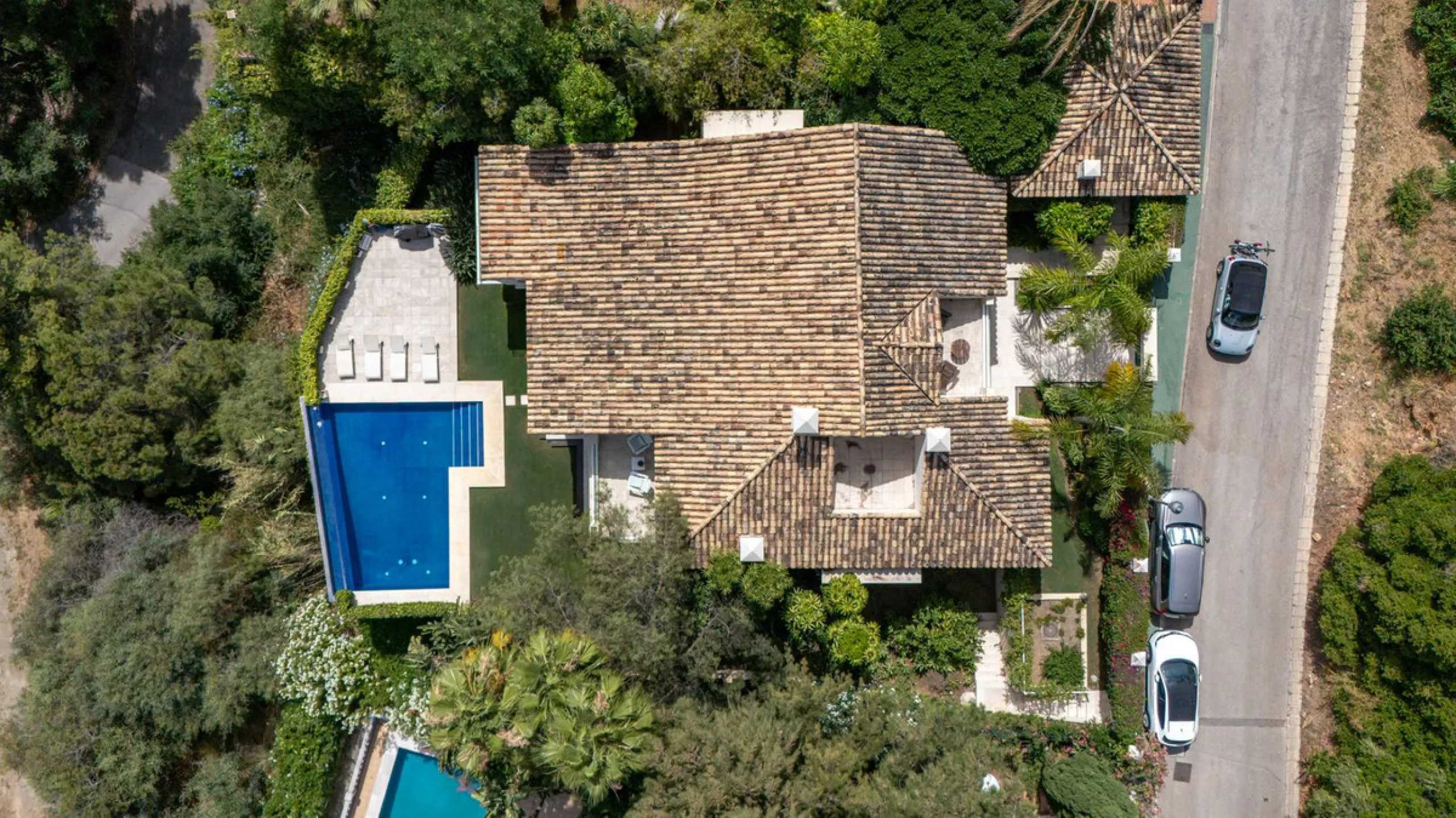 Villa for Sale in El Herrojo Alto: A Prime Architectural Estate in the Heart of La Quinta, Benahavis