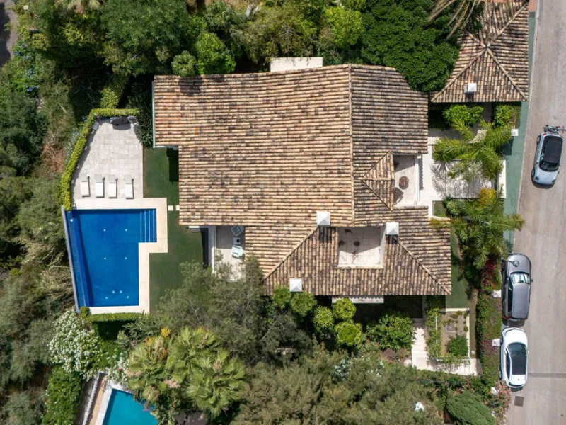 Villa for Sale in El Herrojo Alto: A Prime Architectural Estate in the Heart of La Quinta, Benahavis