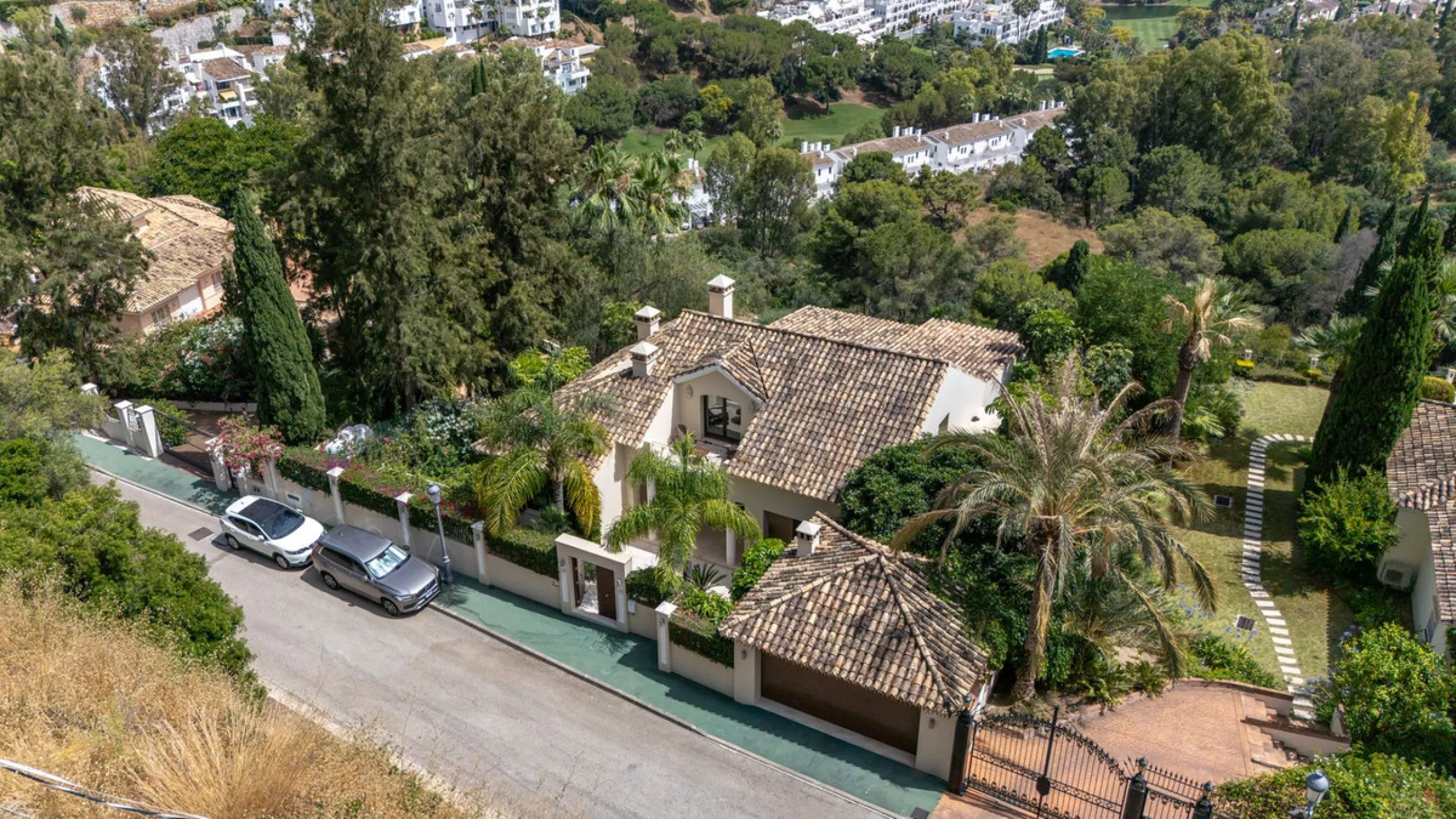 Villa for Sale in El Herrojo Alto: A Prime Architectural Estate in the Heart of La Quinta, Benahavis