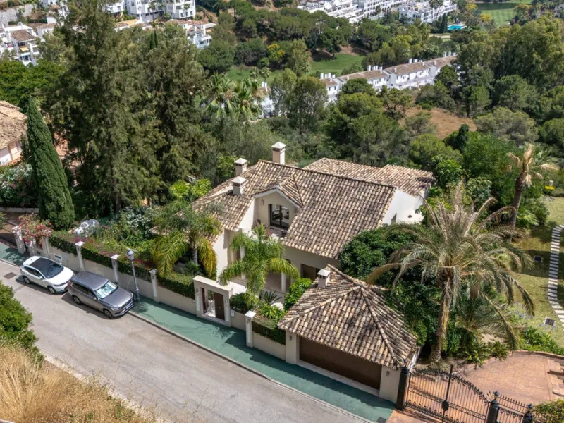 Villa for Sale in El Herrojo Alto: A Prime Architectural Estate in the Heart of La Quinta, Benahavis