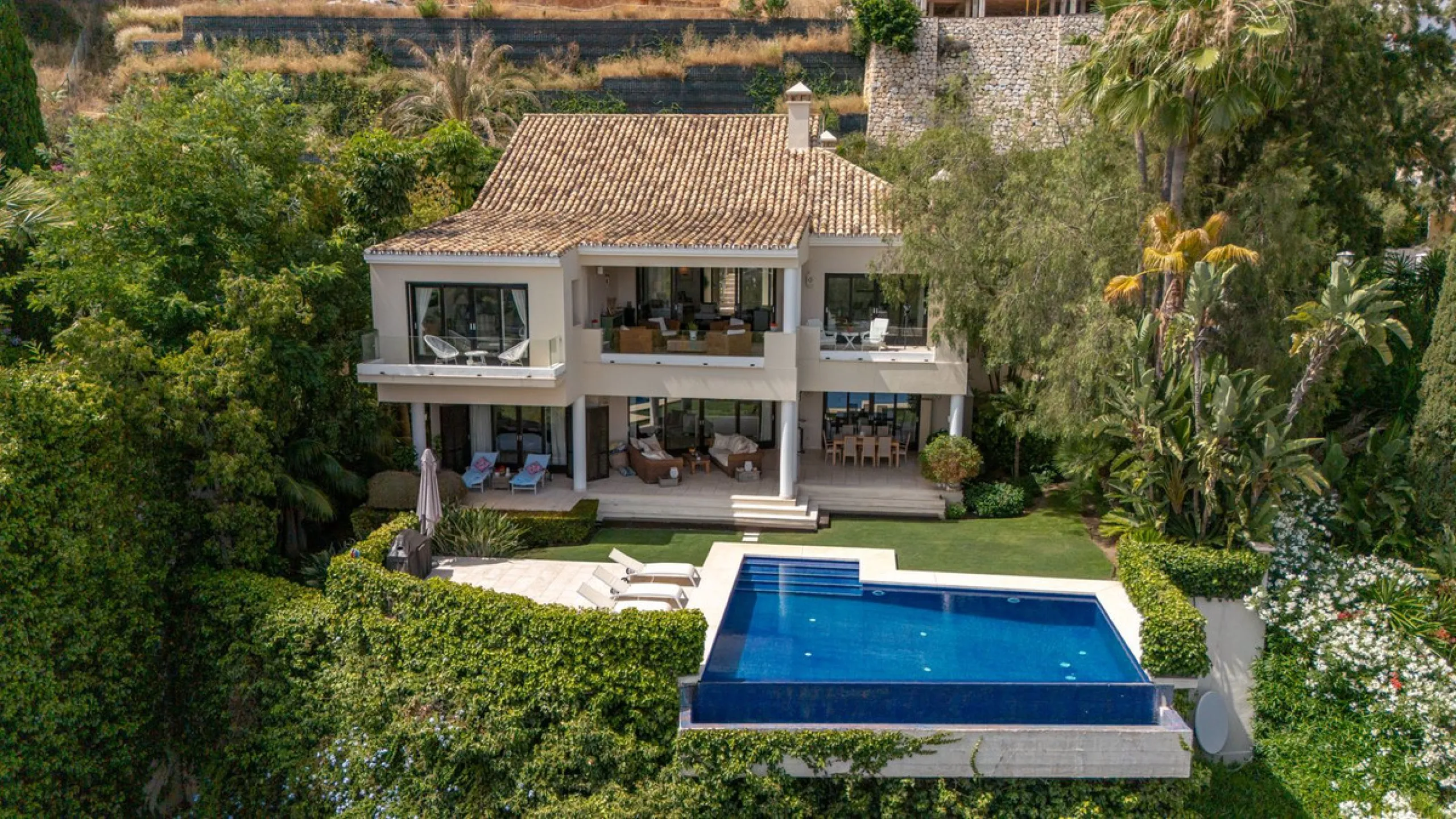 Villa for Sale in El Herrojo Alto: A Prime Architectural Estate in the Heart of La Quinta, Benahavis