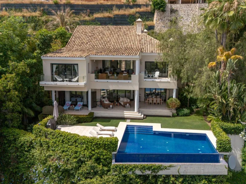 Villa for Sale in El Herrojo Alto: A Prime Architectural Estate in the Heart of La Quinta, Benahavis