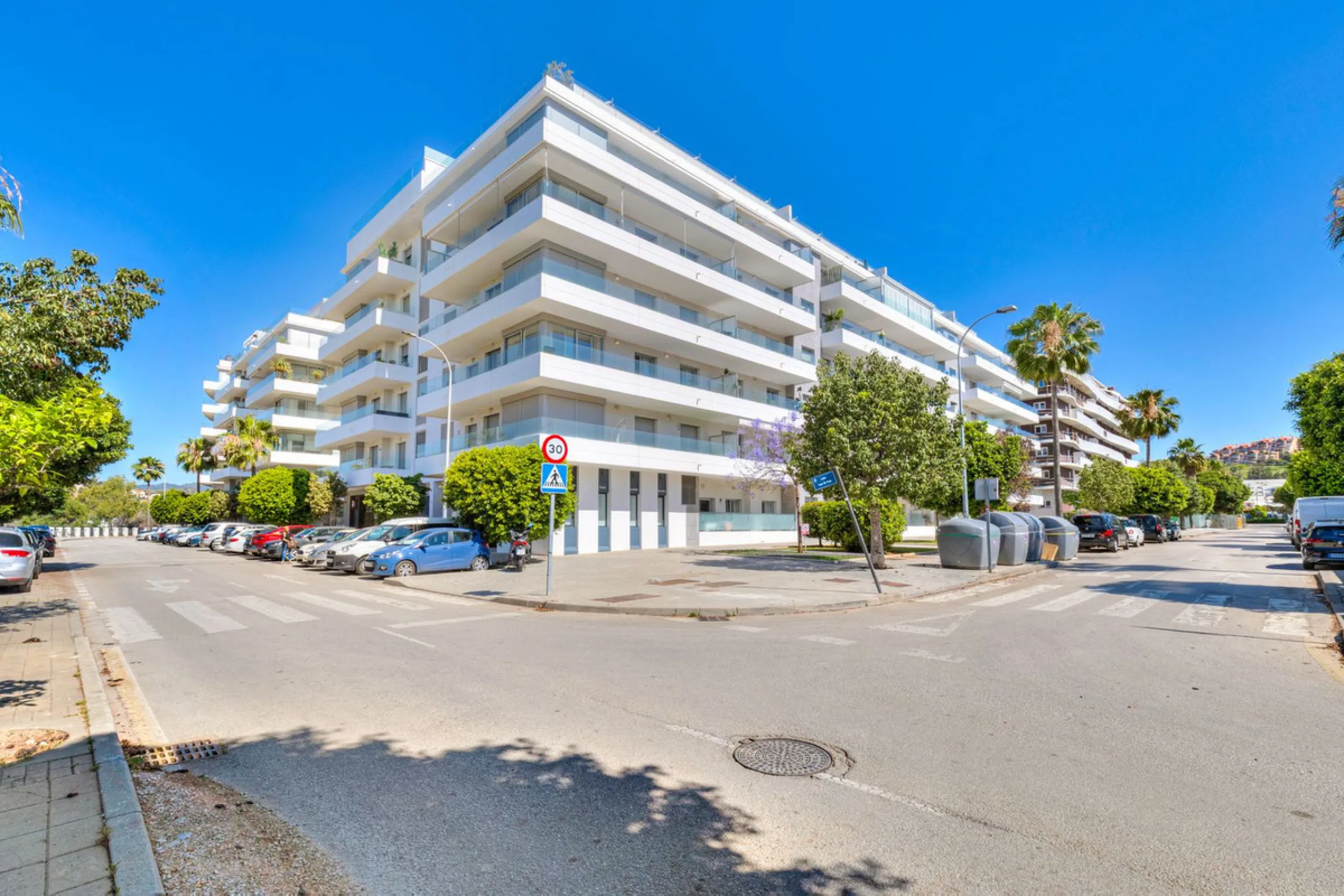 Stylish 3-Bedroom Apartment with Southwest Terrace in Nueva Andalucía