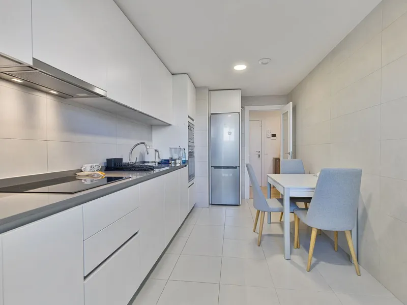 Stylish 3-Bedroom Apartment with Southwest Terrace in Nueva Andalucía