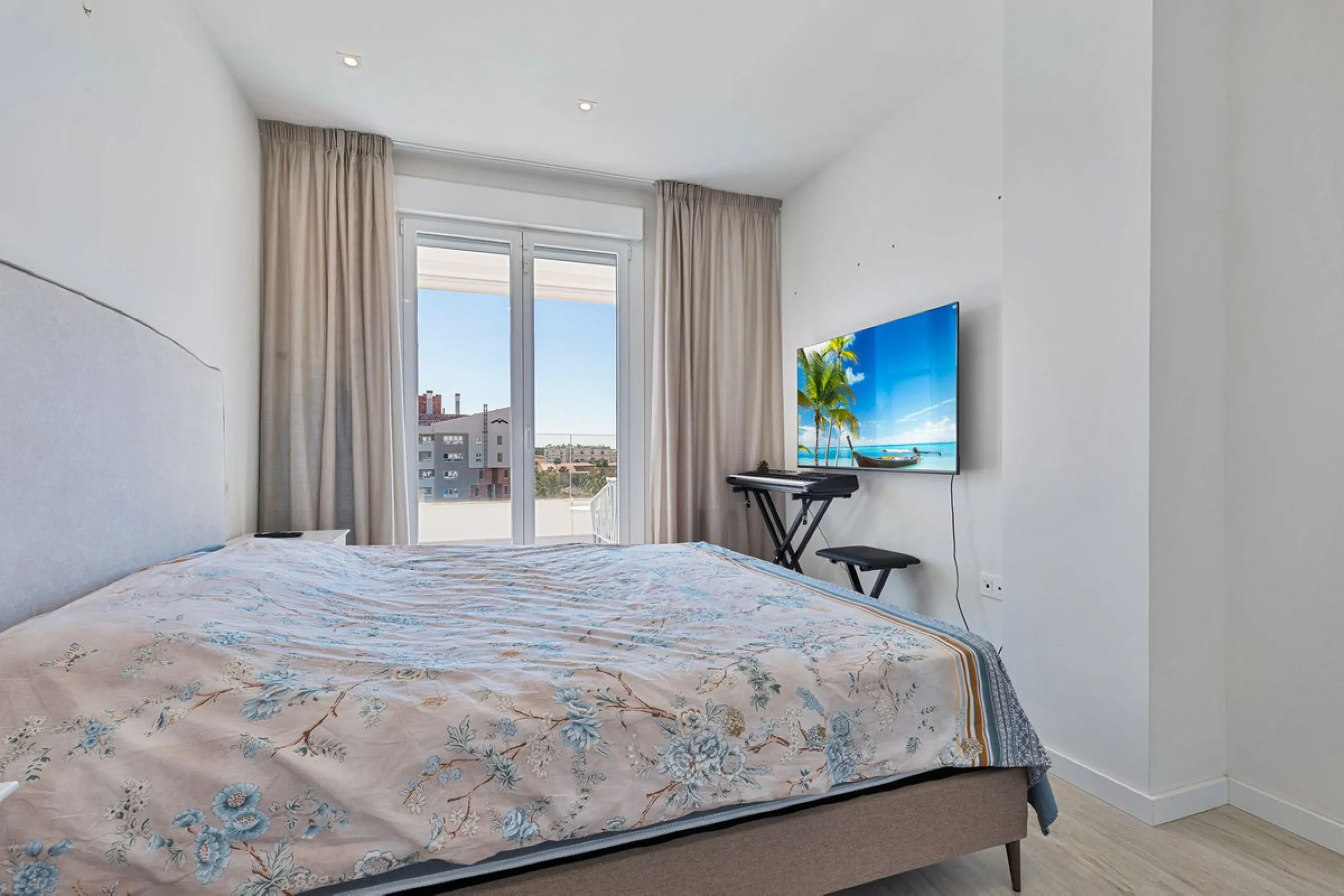 Stylish 3-Bedroom Apartment with Southwest Terrace in Nueva Andalucía
