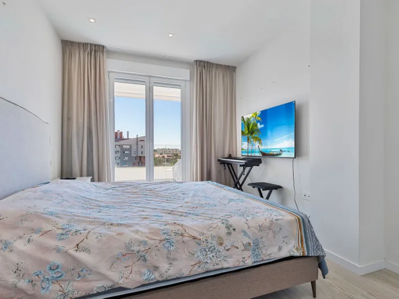 Stylish 3-Bedroom Apartment with Southwest Terrace in Nueva Andalucía