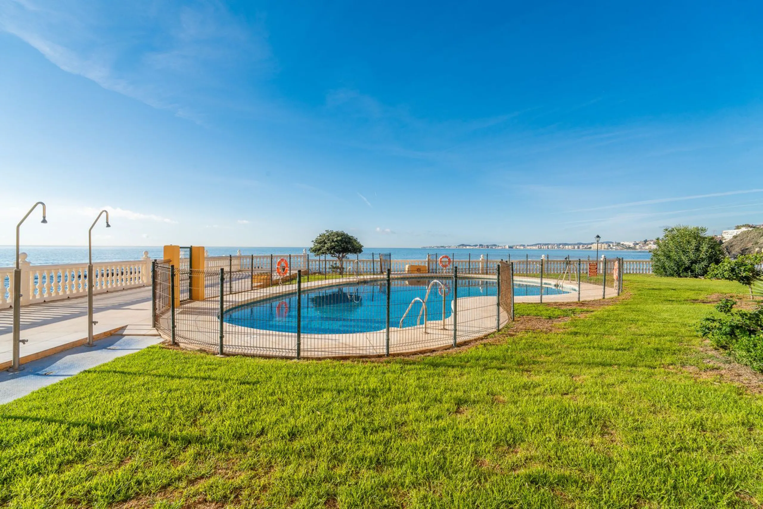 Discover this beautiful 47m² beachfront apartment in Benalmádena, Málaga, ideal for those seeking a home in a stunning setting or a second home in a prime location. With unbeatable sea views, this space offers a unique opportunity on the Costa del Sol for