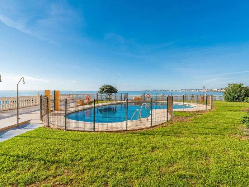 Discover this beautiful 47m² beachfront apartment in Benalmádena, Málaga, ideal for those seeking a home in a stunning setting or a second home in a prime location. With unbeatable sea views, this space offers a unique opportunity on the Costa del Sol for