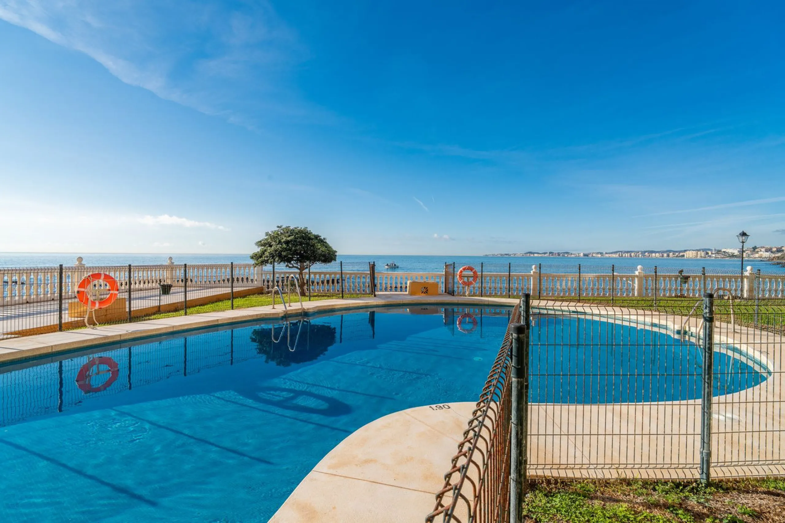 Discover this beautiful 47m² beachfront apartment in Benalmádena, Málaga, ideal for those seeking a home in a stunning setting or a second home in a prime location. With unbeatable sea views, this space offers a unique opportunity on the Costa del Sol for