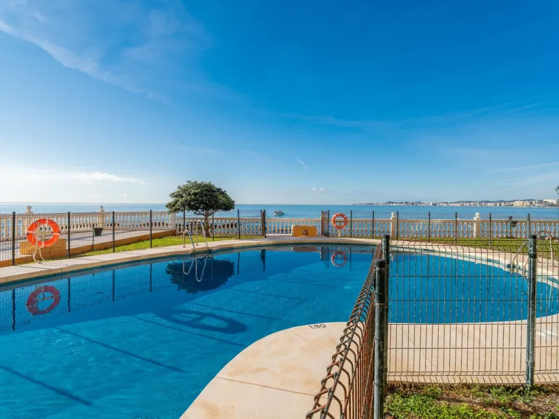 Discover this beautiful 47m² beachfront apartment in Benalmádena, Málaga, ideal for those seeking a home in a stunning setting or a second home in a prime location. With unbeatable sea views, this space offers a unique opportunity on the Costa del Sol for