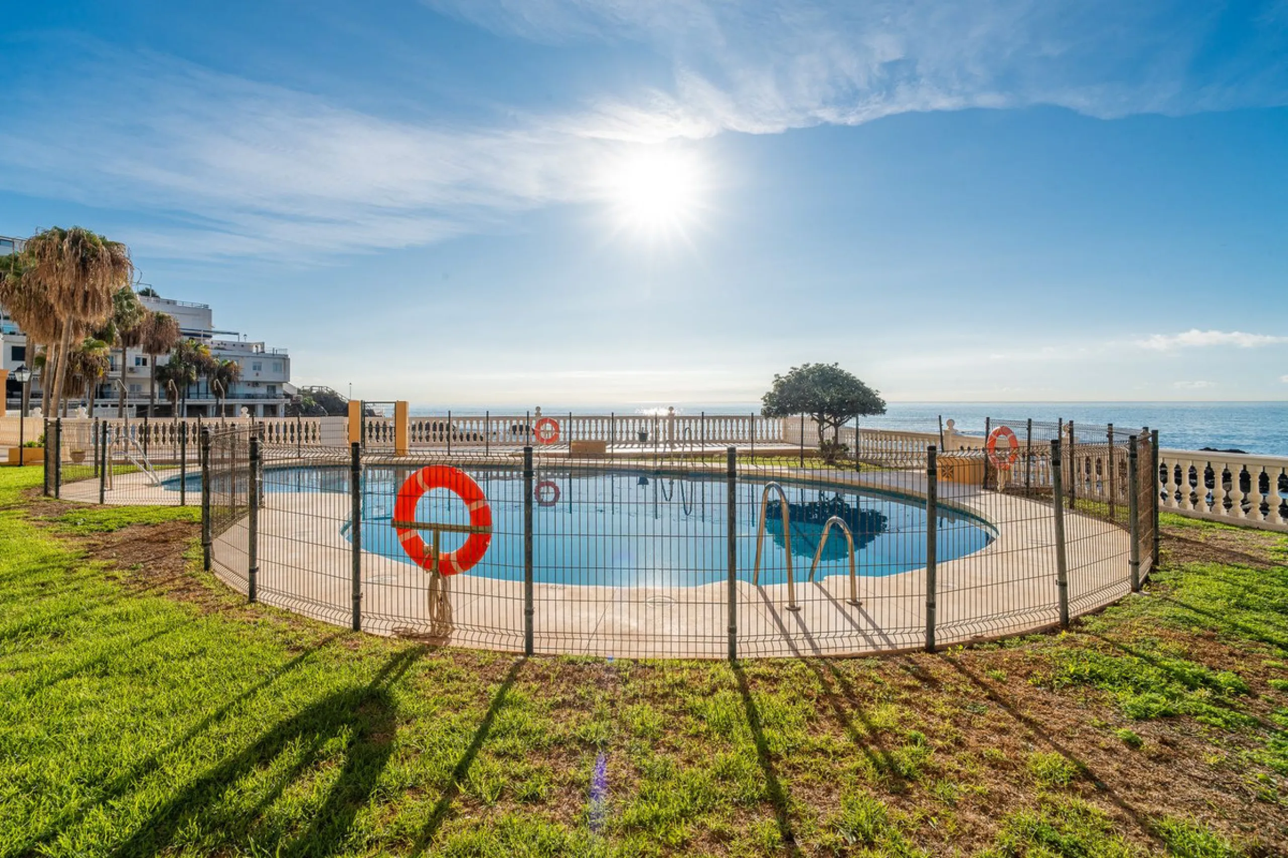 Discover this beautiful 47m² beachfront apartment in Benalmádena, Málaga, ideal for those seeking a home in a stunning setting or a second home in a prime location. With unbeatable sea views, this space offers a unique opportunity on the Costa del Sol for