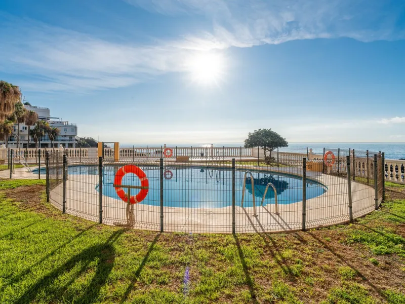 Discover this beautiful 47m² beachfront apartment in Benalmádena, Málaga, ideal for those seeking a home in a stunning setting or a second home in a prime location. With unbeatable sea views, this space offers a unique opportunity on the Costa del Sol for