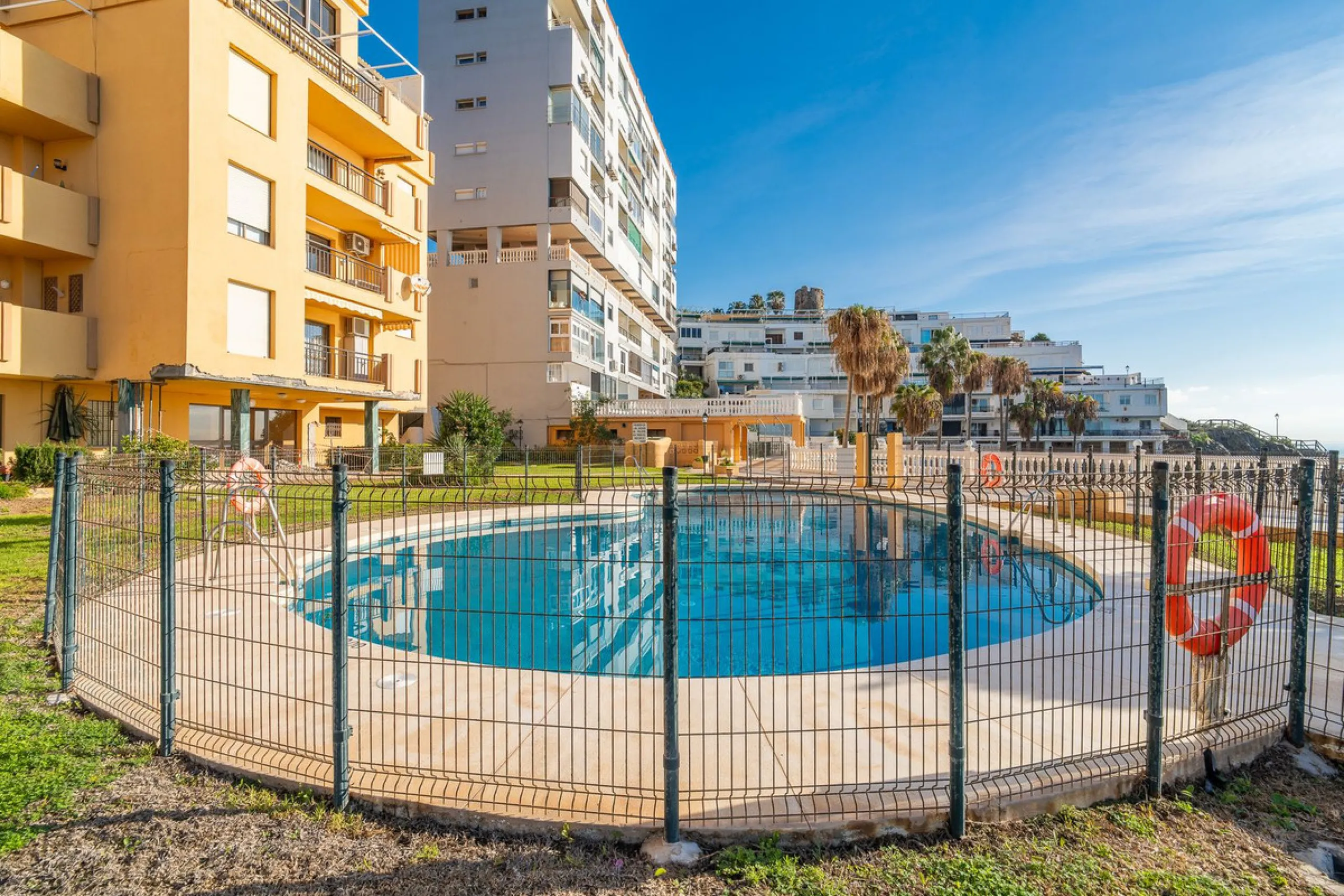 Discover this beautiful 47m² beachfront apartment in Benalmádena, Málaga, ideal for those seeking a home in a stunning setting or a second home in a prime location. With unbeatable sea views, this space offers a unique opportunity on the Costa del Sol for