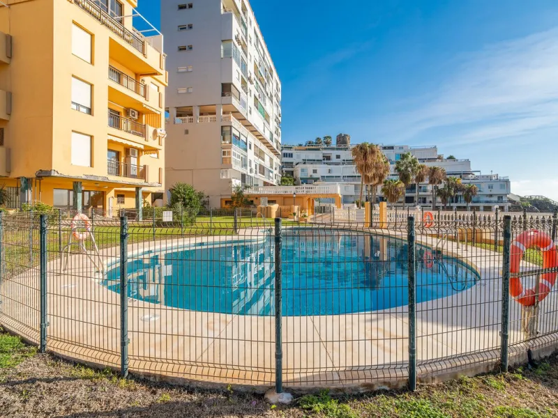 Discover this beautiful 47m² beachfront apartment in Benalmádena, Málaga, ideal for those seeking a home in a stunning setting or a second home in a prime location. With unbeatable sea views, this space offers a unique opportunity on the Costa del Sol for