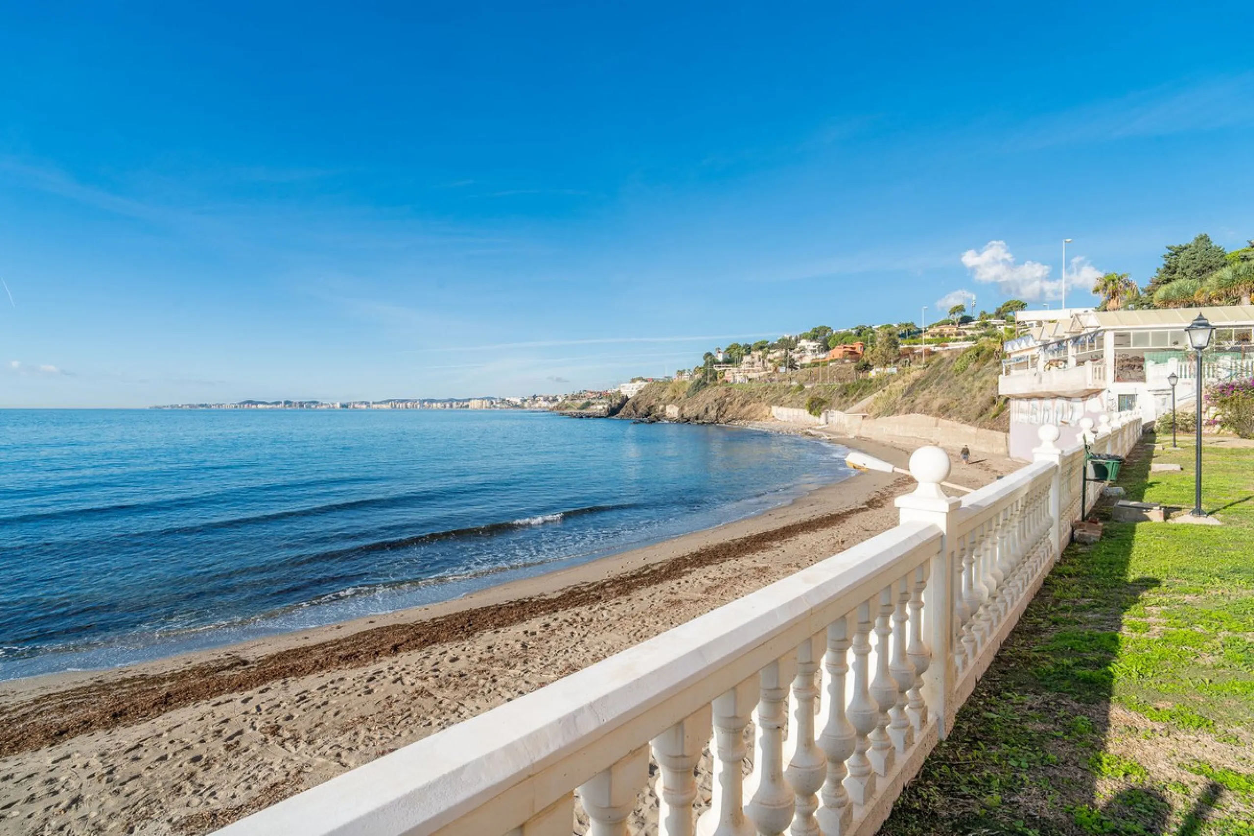 Discover this beautiful 47m² beachfront apartment in Benalmádena, Málaga, ideal for those seeking a home in a stunning setting or a second home in a prime location. With unbeatable sea views, this space offers a unique opportunity on the Costa del Sol for