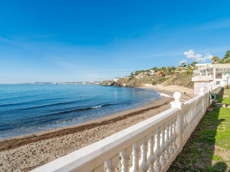Discover this beautiful 47m² beachfront apartment in Benalmádena, Málaga, ideal for those seeking a home in a stunning setting or a second home in a prime location. With unbeatable sea views, this space offers a unique opportunity on the Costa del Sol for