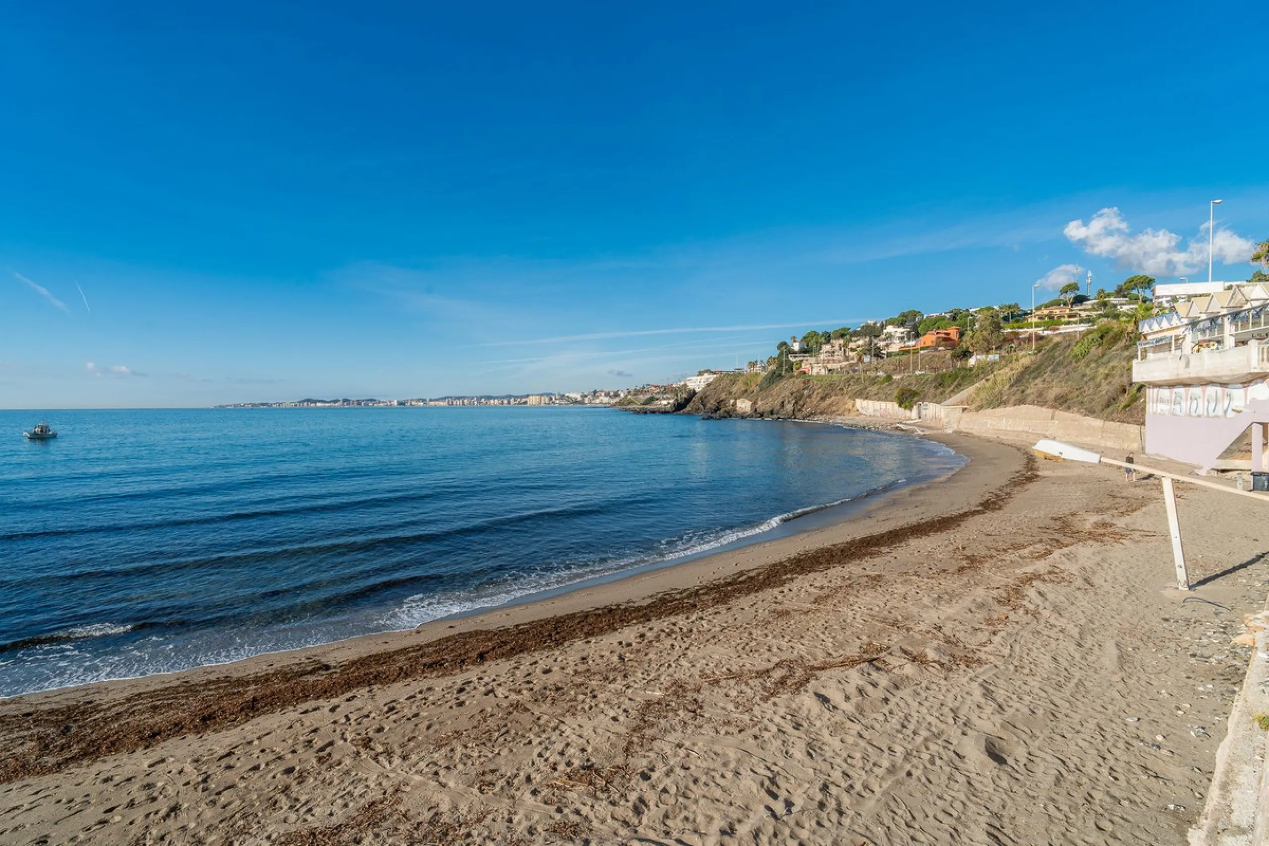 Discover this beautiful 47m² beachfront apartment in Benalmádena, Málaga, ideal for those seeking a home in a stunning setting or a second home in a prime location. With unbeatable sea views, this space offers a unique opportunity on the Costa del Sol for