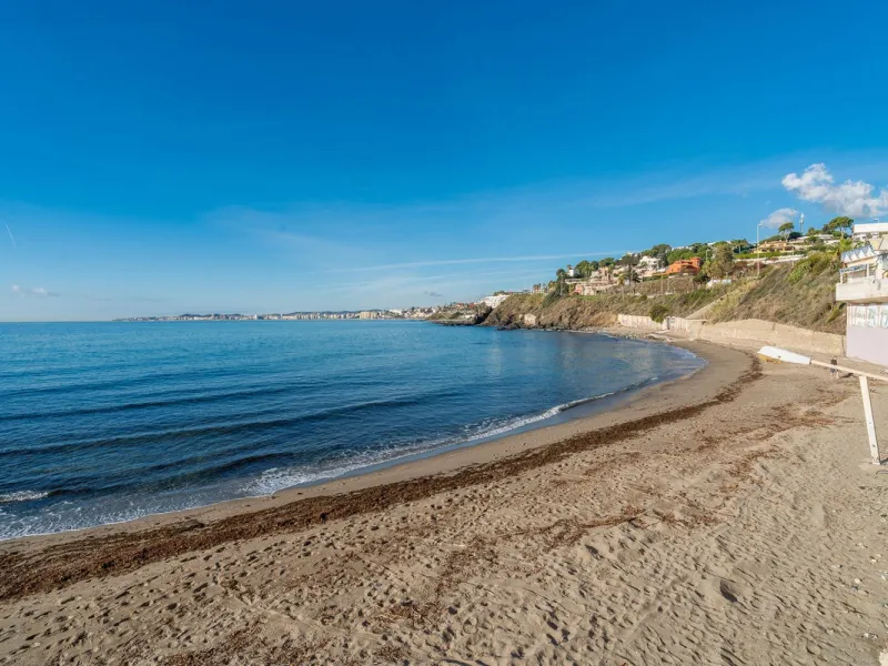 Discover this beautiful 47m² beachfront apartment in Benalmádena, Málaga, ideal for those seeking a home in a stunning setting or a second home in a prime location. With unbeatable sea views, this space offers a unique opportunity on the Costa del Sol for