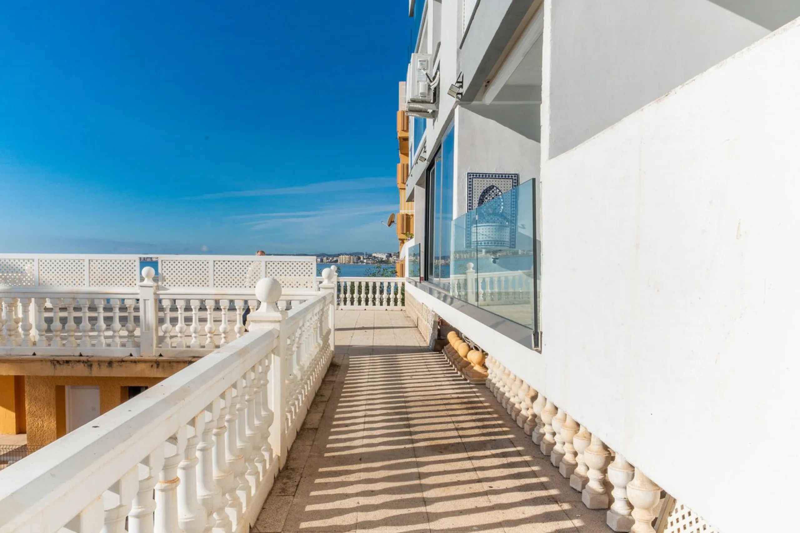 Discover this beautiful 47m² beachfront apartment in Benalmádena, Málaga, ideal for those seeking a home in a stunning setting or a second home in a prime location. With unbeatable sea views, this space offers a unique opportunity on the Costa del Sol for