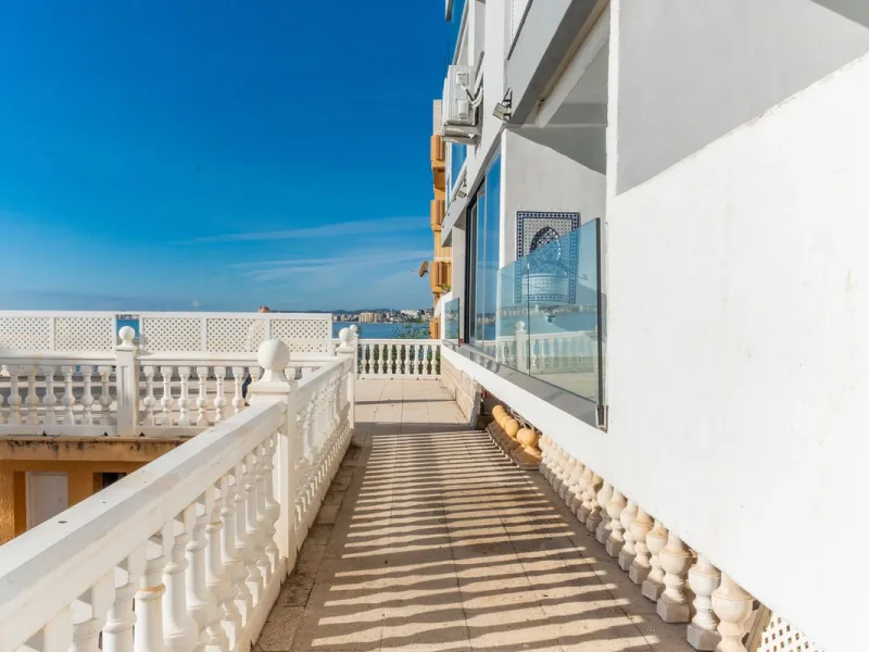 Discover this beautiful 47m² beachfront apartment in Benalmádena, Málaga, ideal for those seeking a home in a stunning setting or a second home in a prime location. With unbeatable sea views, this space offers a unique opportunity on the Costa del Sol for