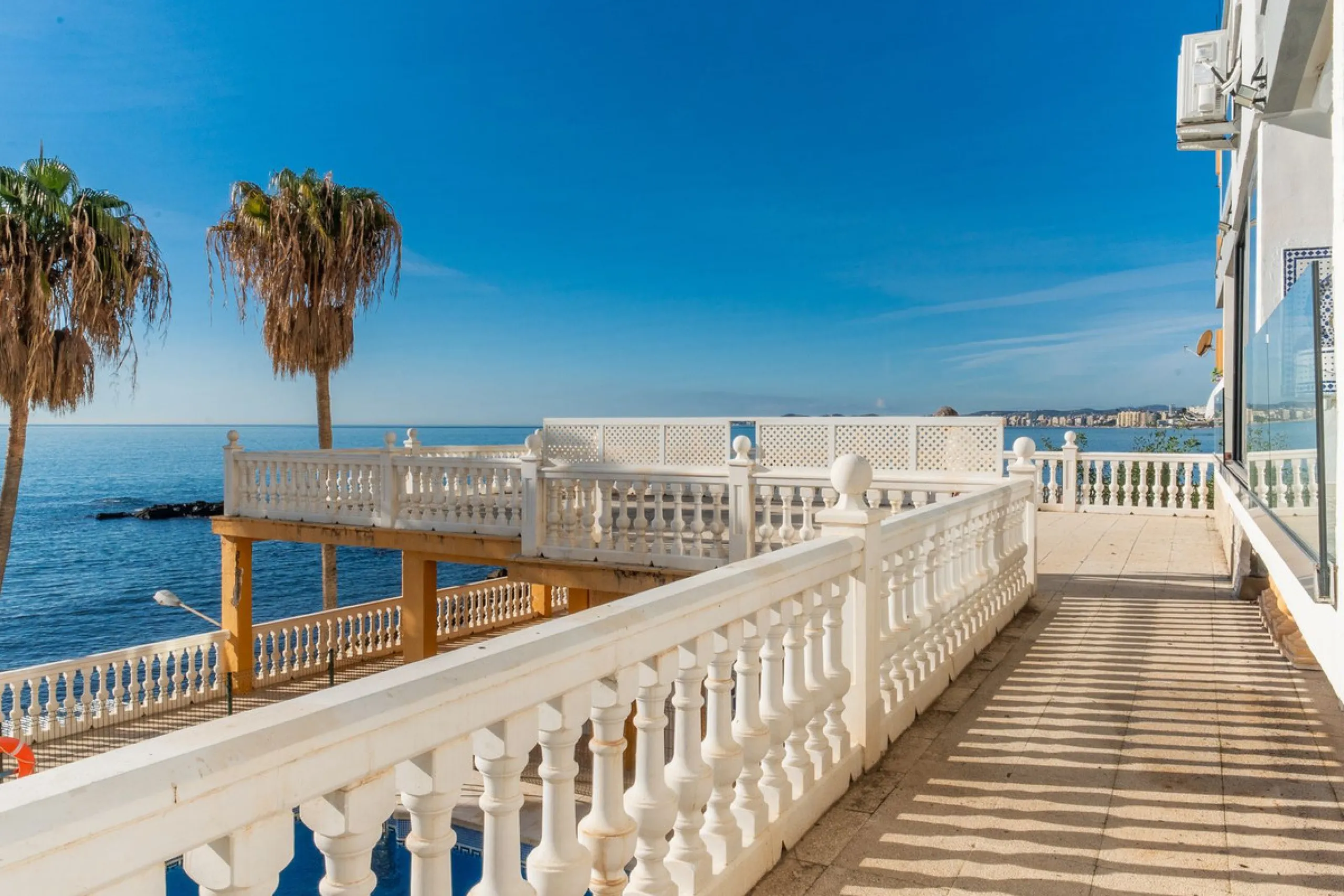 Discover this beautiful 47m² beachfront apartment in Benalmádena, Málaga, ideal for those seeking a home in a stunning setting or a second home in a prime location. With unbeatable sea views, this space offers a unique opportunity on the Costa del Sol for