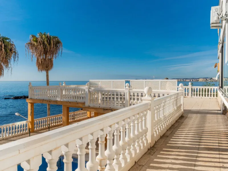 Discover this beautiful 47m² beachfront apartment in Benalmádena, Málaga, ideal for those seeking a home in a stunning setting or a second home in a prime location. With unbeatable sea views, this space offers a unique opportunity on the Costa del Sol for