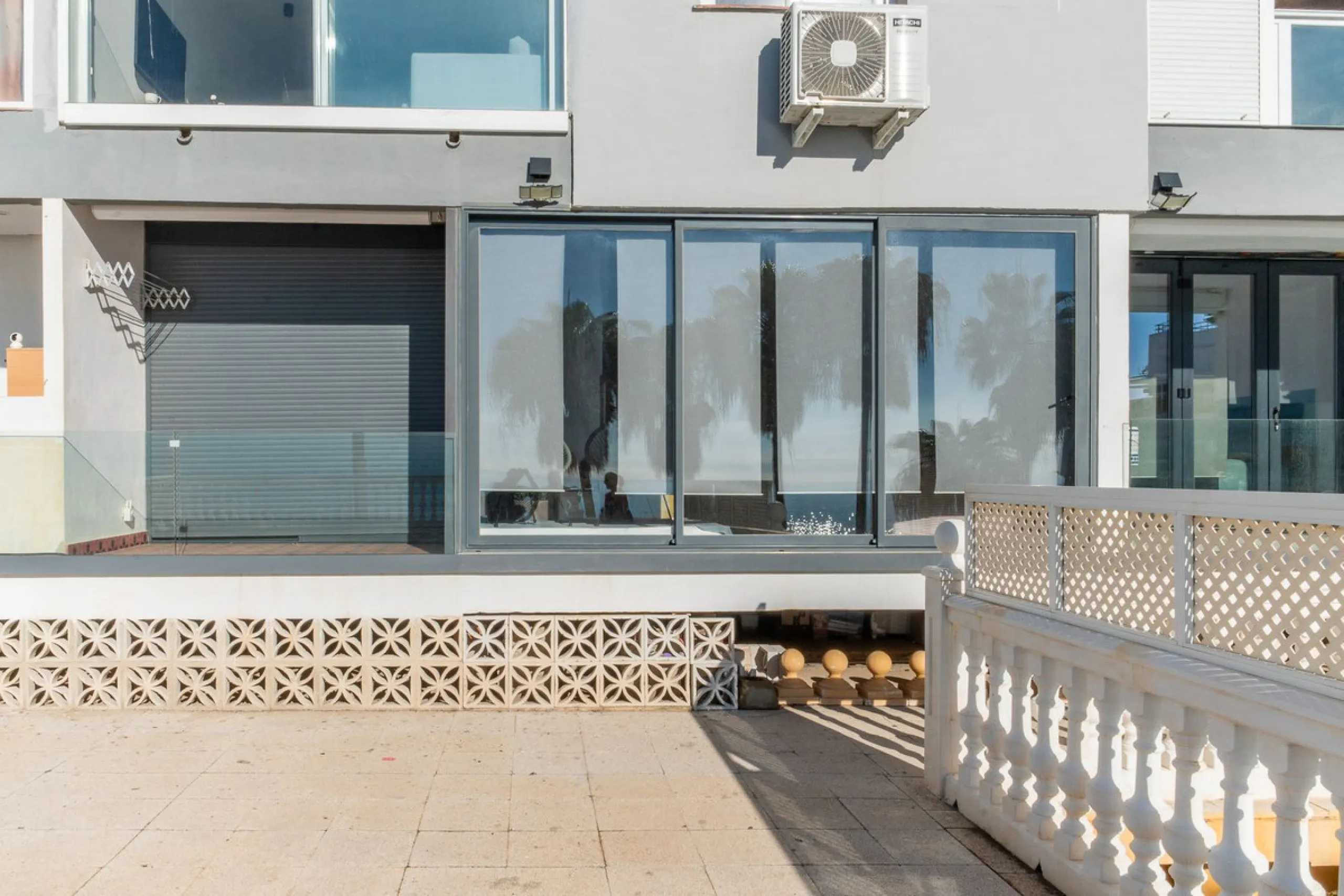 Discover this beautiful 47m² beachfront apartment in Benalmádena, Málaga, ideal for those seeking a home in a stunning setting or a second home in a prime location. With unbeatable sea views, this space offers a unique opportunity on the Costa del Sol for