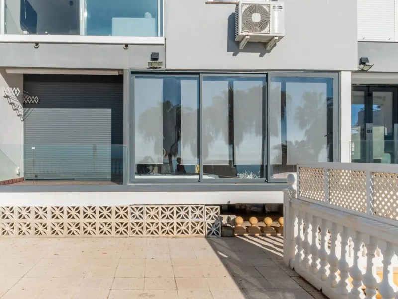 Discover this beautiful 47m² beachfront apartment in Benalmádena, Málaga, ideal for those seeking a home in a stunning setting or a second home in a prime location. With unbeatable sea views, this space offers a unique opportunity on the Costa del Sol for