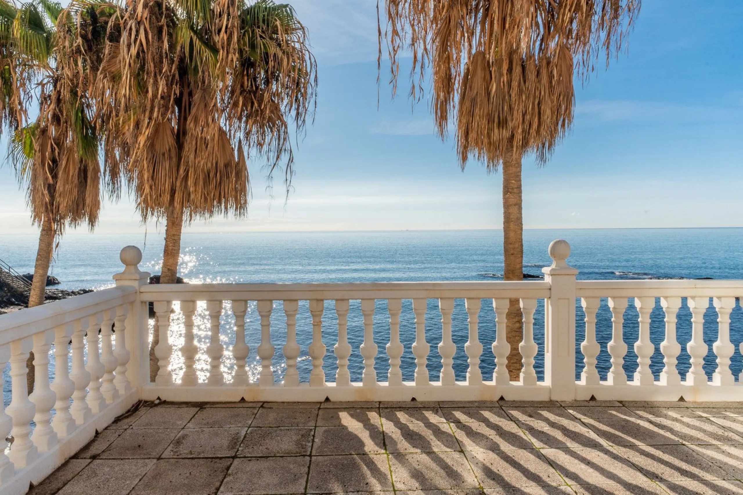 Discover this beautiful 47m² beachfront apartment in Benalmádena, Málaga, ideal for those seeking a home in a stunning setting or a second home in a prime location. With unbeatable sea views, this space offers a unique opportunity on the Costa del Sol for