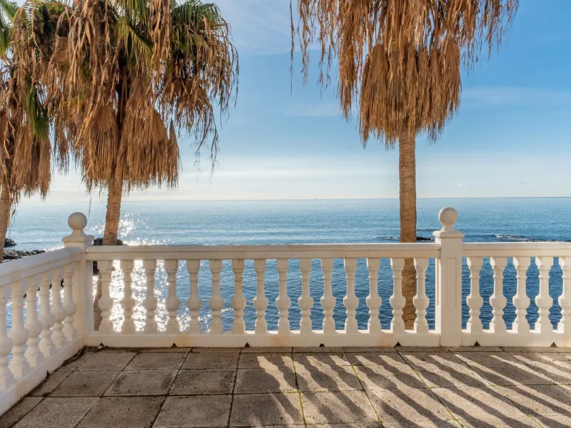 Discover this beautiful 47m² beachfront apartment in Benalmádena, Málaga, ideal for those seeking a home in a stunning setting or a second home in a prime location. With unbeatable sea views, this space offers a unique opportunity on the Costa del Sol for