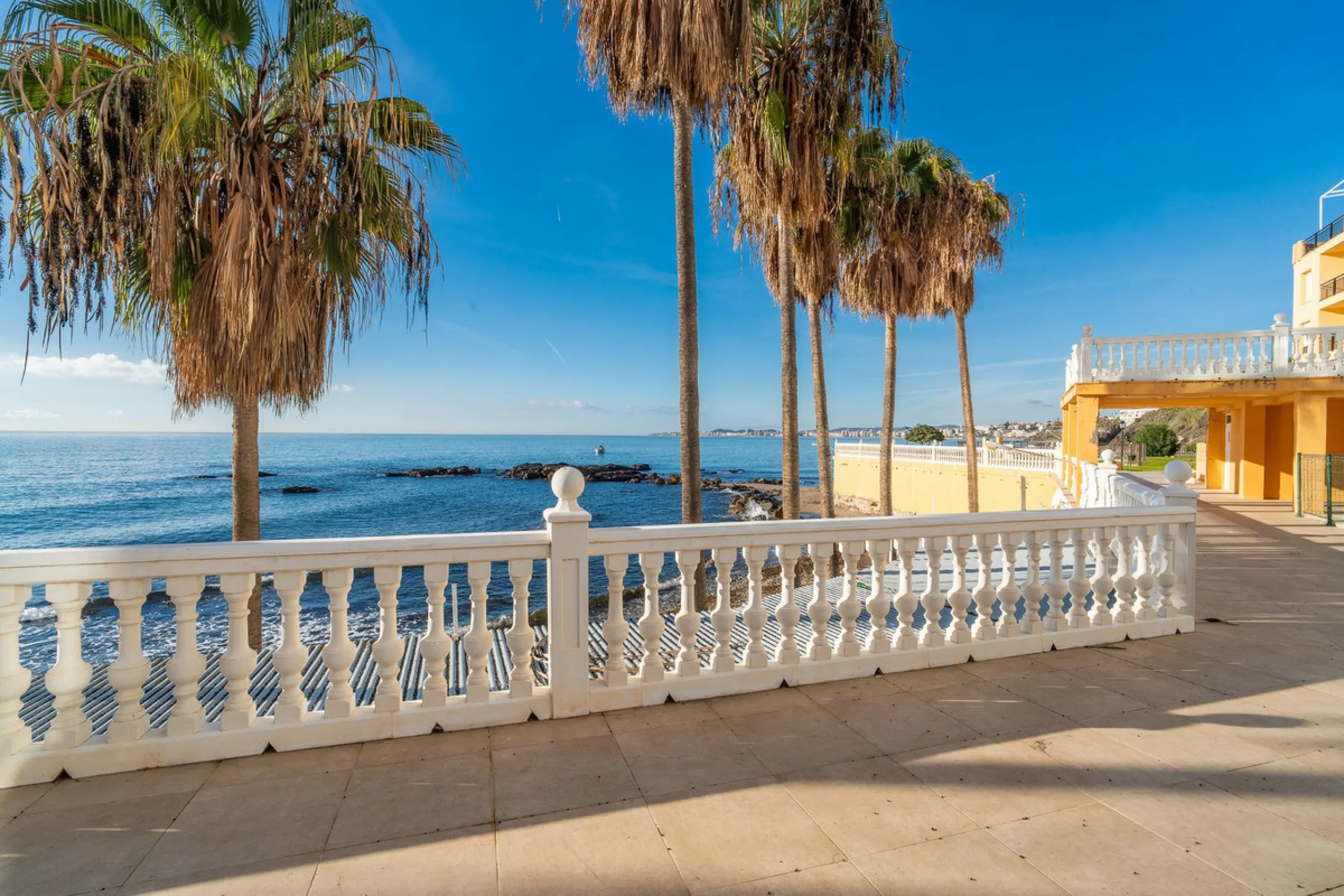 Discover this beautiful 47m² beachfront apartment in Benalmádena, Málaga, ideal for those seeking a home in a stunning setting or a second home in a prime location. With unbeatable sea views, this space offers a unique opportunity on the Costa del Sol for